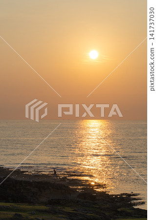 The sunset and twilight scenery coloring the beach at dusk. The sunset and twilight scenery coloring the beach at dusk. 141737030