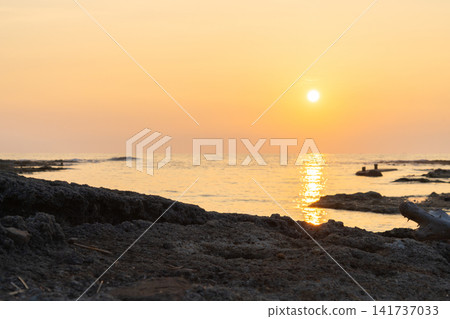 黃昏時分,夕陽和暮色為海灘染上了絢麗的色彩。 黃昏時分,夕陽和暮色為海灘染上了絢麗的色彩。 141737033