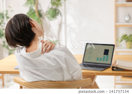 因在電腦前工作而感到疲倦的女性 因在電腦前工作而感到疲倦的女性 141737134