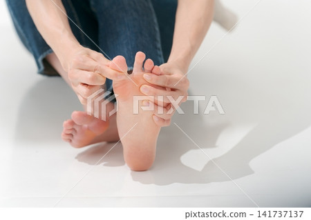 按摩腳的女性 按摩腳的女性 141737137