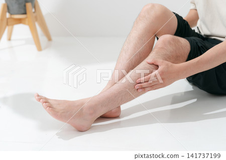 男子腿部的剖面圖 男子腿部的剖面圖 141737199