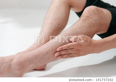 男子腿部的剖面圖 男子腿部的剖面圖 141737202