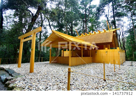 A shrine dedicated to the god who controls wind and rain, where prayers are offered for a bountiful harvest... Kazehinomiya, a sub-shrine of the Inner Shrine of Ise Grand Shrine. A shrine dedicated to the god who controls wind and rain, where prayers are offered for a bountiful harvest... Kazehinomiya, a sub-shrine of the Inner Shrine of Ise Grand Shrine. 141737912