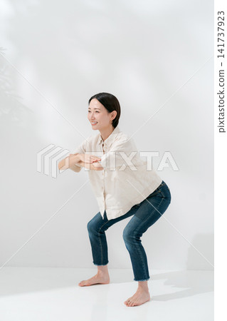 女人做下蹲 女人做下蹲 141737923