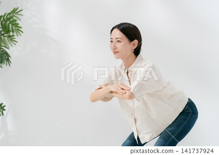 女人做下蹲 女人做下蹲 141737924