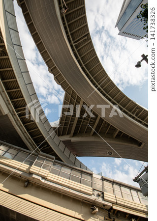 Looking up at the sky in Shinjuku, I see the Metropolitan Expressway. Looking up at the sky in Shinjuku, I see the Metropolitan Expressway. 141738326