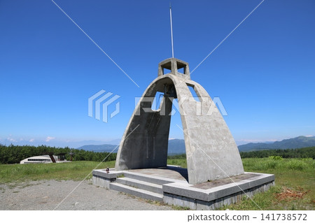 長野縣霧峰的霧鐘塔,以及湛藍的天空。 長野縣霧峰的霧鐘塔,以及湛藍的天空。 141738572