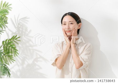 做夏季皮膚護理的女人 做夏季皮膚護理的女人 141738643