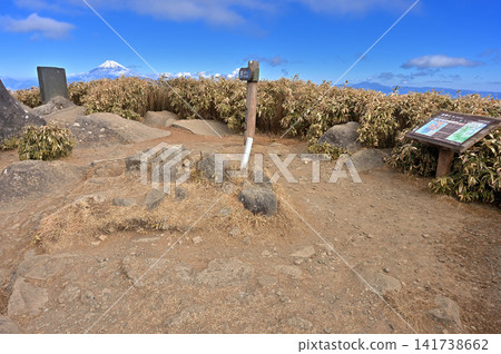 Izu Mountain Ridge Trail on the Izu Peninsula: Mount Fuji, the summit of Mount Daruma, and a first-order triangulation point. Izu Mountain Ridge Trail on the Izu Peninsula: Mount Fuji, the summit of Mount Daruma, and a first-order triangulation point. 141738662