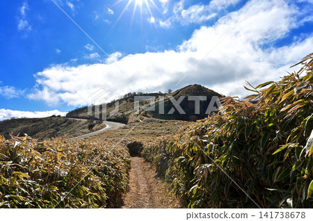 Izu Peninsula's Izu Mountain Ridge Trail: Winter Traverse of Kokiyama Mountain and the West Izu Skyline Izu Peninsula's Izu Mountain Ridge Trail: Winter Traverse of Kokiyama Mountain and the West Izu Skyline 141738678
