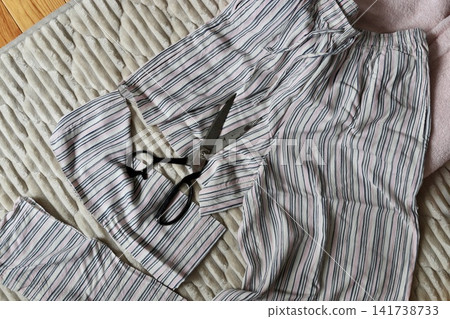 Cut up worn-out loungewear and reuse it as rags. Cut up worn-out loungewear and reuse it as rags. 141738733