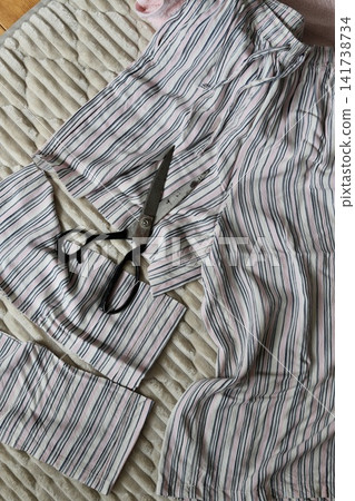 Cut up worn-out loungewear and reuse it as rags. Cut up worn-out loungewear and reuse it as rags. 141738734
