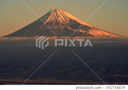 從伊豆半島伊豆山脊步道上的金冠山眺望日出的富士山。 從伊豆半島伊豆山脊步道上的金冠山眺望日出的富士山。 141738879