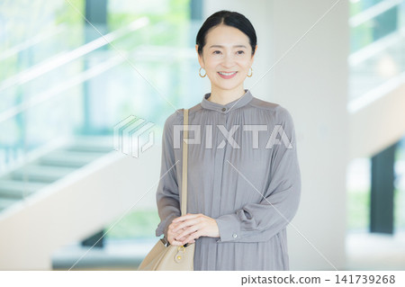 一位中年婦女在大廳行走 一位中年婦女在大廳行走 141739268