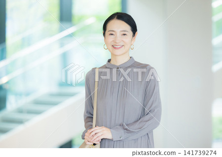 一位中年婦女在大廳行走 141739274