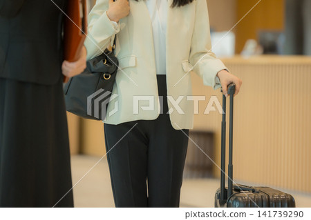 在大堂指導的女人 在大堂指導的女人 141739290