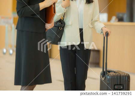 在大堂指導的女人 在大堂指導的女人 141739291