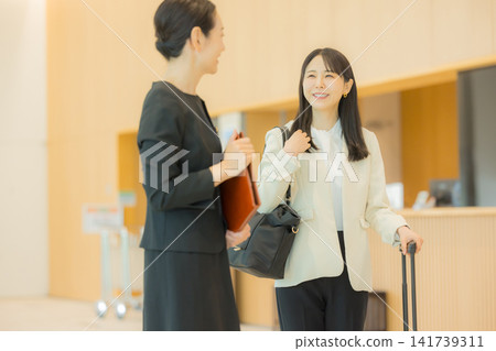 在大堂指導的女人 在大堂指導的女人 141739311