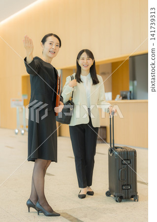 在大堂指導的女人 在大堂指導的女人 141739313