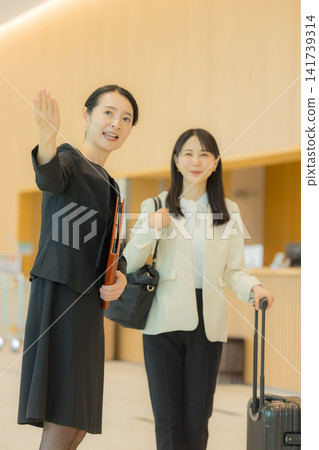 在大堂指導的女人 在大堂指導的女人 141739314