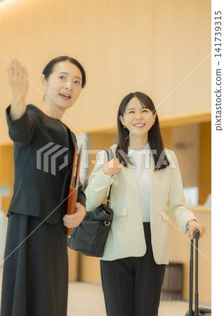 在大堂指導的女人 在大堂指導的女人 141739315