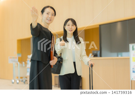 在大堂指導的女人 在大堂指導的女人 141739316