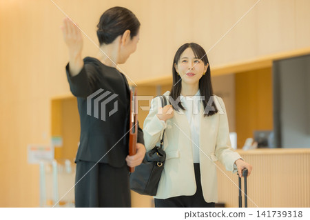 在大堂指導的女人 在大堂指導的女人 141739318