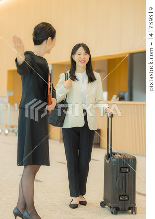 在大堂指導的女人 在大堂指導的女人 141739319