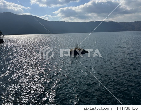 這是從青森縣十和田市十和田湖上的觀光船上看到的漂浮小島和湖泊景色。 141739410