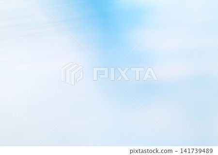 抽象背景,由藍色和白色的流暢線條構成。 抽象背景,由藍色和白色的流暢線條構成。 141739489