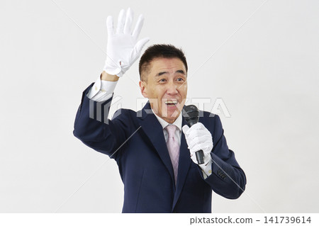 一位男性候選人在白色背景前發表演講。 141739614