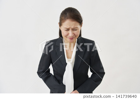 一位女士在白色背景下道歉 141739640