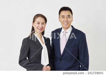白色背景上的商務人士肖像 141739641