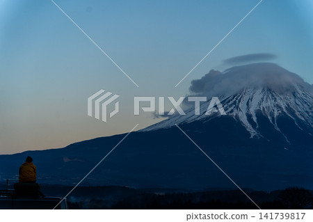 從朝霧高原看到的富士山，被莢狀雲覆蓋。 141739817