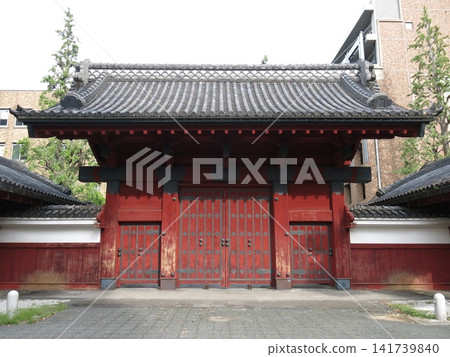 The Akamon (former Kaga-yashiki Goshoden Gate) of the University of Tokyo is closed due to earthquake-resistant construction issues. The Akamon (former Kaga-yashiki Goshoden Gate) of the University of Tokyo is closed due to earthquake-resistant construction issues. 141739840