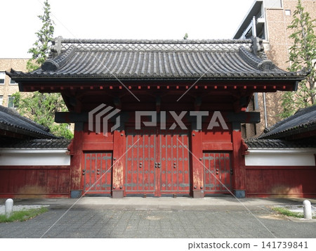 東京大學的赤門(原加賀屋敷禦書殿)因抗震結構問題而關閉。 東京大學的赤門(原加賀屋敷禦書殿)因抗震結構問題而關閉。 141739841