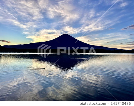 Clouds floating in the summer sky and Mount Fuji Clouds floating in the summer sky and Mount Fuji 141740486