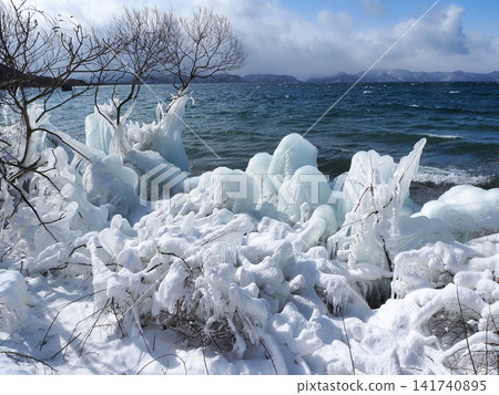 A winter phenomenon that is a highlight of Lake Inawashiro is the formation of ice formations resembling spray. The contrast between the white ice clinging to the trees and the green of the lake water is striking and beautiful. A winter phenomenon that is a highlight of Lake Inawashiro is the formation of ice formations resembling spray. The contrast between the white ice clinging to the trees and the green of the lake water is striking and beautiful. 141740895