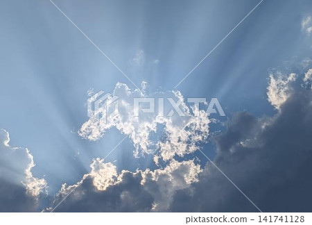 陽光（暮光）穿透雲層 / [背景素材] 夏日的天空和從雲層間射出的陽光 141741128