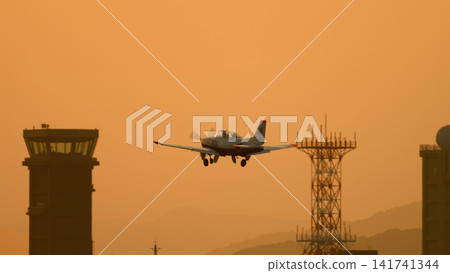 一架日本航空自衛隊T-7教練機在黃昏時分起飛。 一架日本航空自衛隊T-7教練機在黃昏時分起飛。 141741344