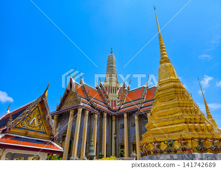 Golden chedi and temple buildings at Wat Phra Kaew in Bangkok, Thailand. Golden chedi and temple buildings at Wat Phra Kaew in Bangkok, Thailand. 141742689