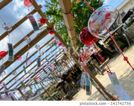 Numerous wind chimes swaying in the summer sky and a refreshing summer scene Numerous wind chimes swaying in the summer sky and a refreshing summer scene 141742756