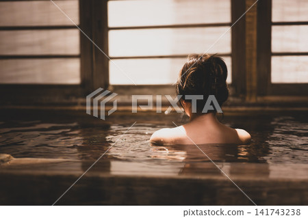 一個女人進入溫泉 一個女人進入溫泉 141743238
