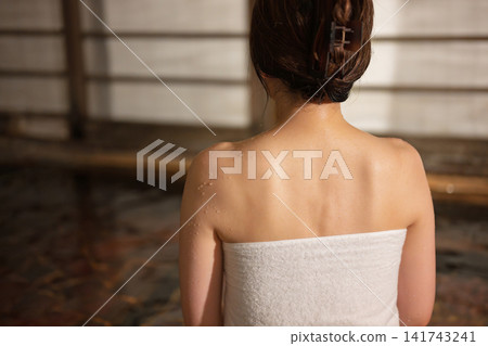一個女人進入溫泉 一個女人進入溫泉 141743241