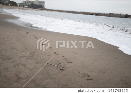 浪潮在沙灘上擊敗 浪潮在沙灘上擊敗 141743355