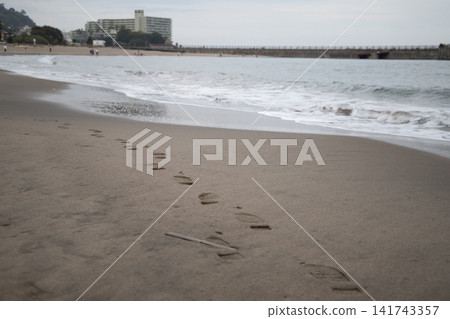 浪潮在沙灘上擊敗 浪潮在沙灘上擊敗 141743357