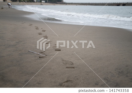 浪潮在沙灘上擊敗 浪潮在沙灘上擊敗 141743358