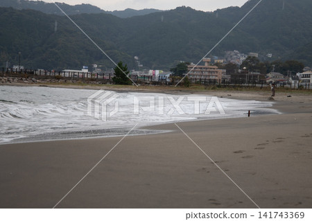 退潮時,淺淺的海岸線清晰可見,遠處可看到大海。 退潮時,淺淺的海岸線清晰可見,遠處可看到大海。 141743369