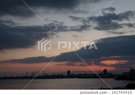 透過雲層看到的日落 141743419