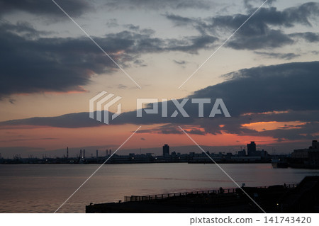 透過雲層縫隙看到的太陽 透過雲層縫隙看到的太陽 141743420